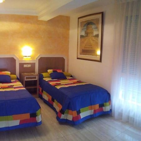 מירנדה דה אברו Hostal Conchi מראה חיצוני תמונה