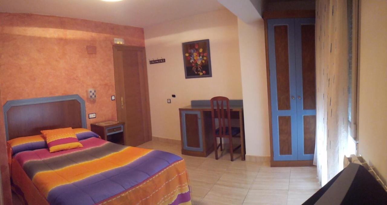 מירנדה דה אברו Hostal Conchi מראה חיצוני תמונה