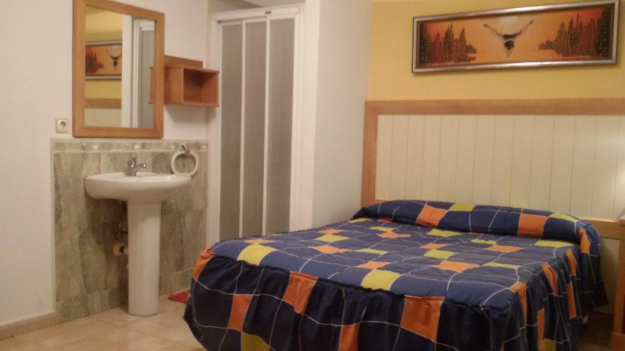 מירנדה דה אברו Hostal Conchi מראה חיצוני תמונה