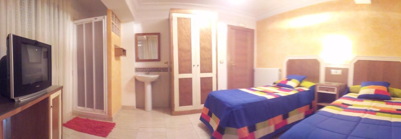 מירנדה דה אברו Hostal Conchi מראה חיצוני תמונה