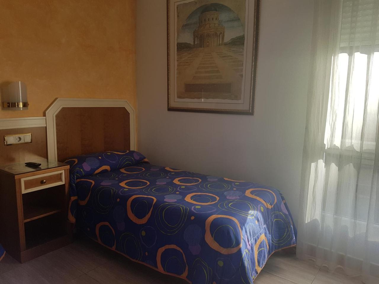 מירנדה דה אברו Hostal Conchi מראה חיצוני תמונה